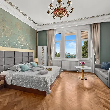 Muenz Luxurious