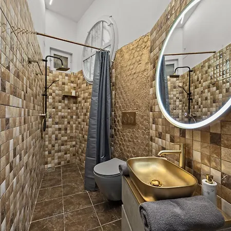 Muenz Luxurious