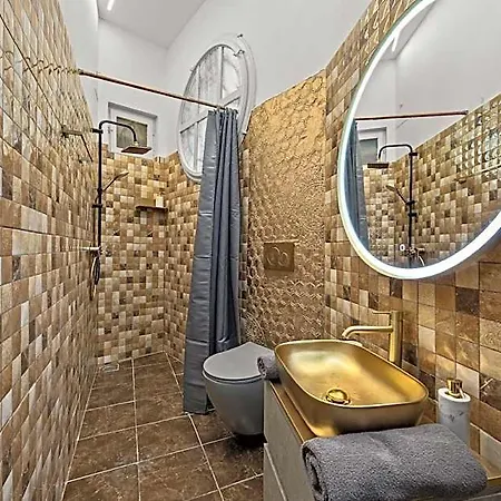 Muenz Luxurious דירה פולה
