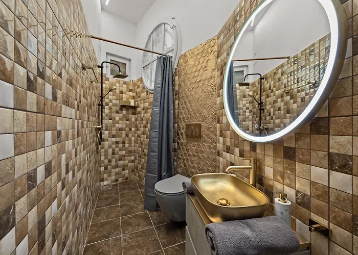 Muenz Luxurious